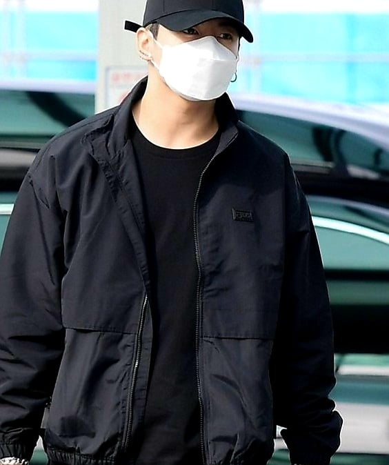 방탄소년단 정국, 공항서 입은 재킷…하루 만에 '품절'
