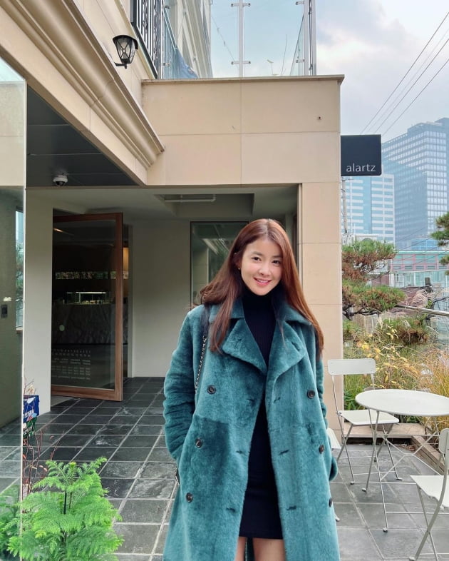 '외식사업가♥' 이시영, 강남 카페 갈 땐 C사 명품백+청록 털코트로 럭셔리 연말룩 [TEN★]