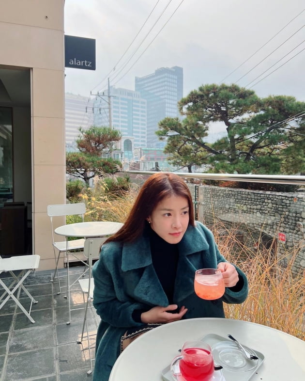 '외식사업가♥' 이시영, 강남 카페 갈 땐 C사 명품백+청록 털코트로 럭셔리 연말룩 [TEN★]