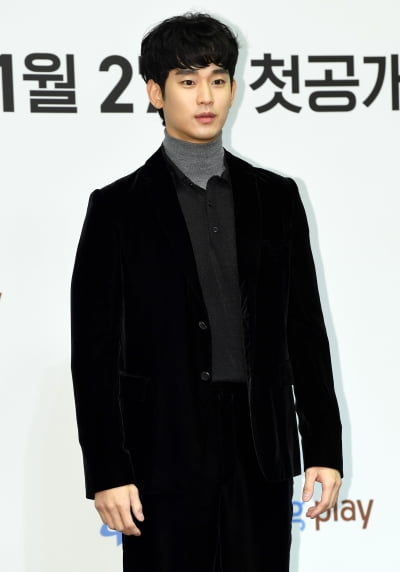 [TEN 포토] 김수현 '수 많은 플레쉬 세례에 어리둥절'