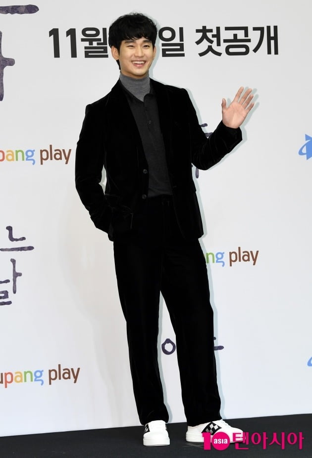[TEN 포토] 김수현 '얼음도 녹일듯한 미소'