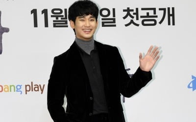 [TEN 포토] 김수현 '얼음도 녹일듯한 미소'