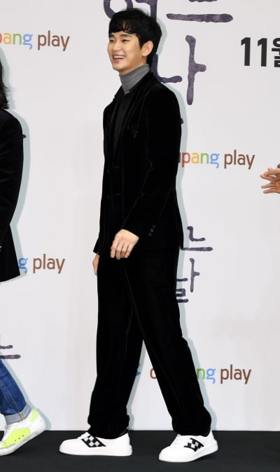 [TEN 포토] 김수현 '이 미소에 빠져든다'