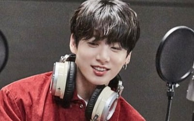 방탄소년단 정국, 전세계 팬들 술렁이게 한 녹음실 사진…'만찢남' 비주얼