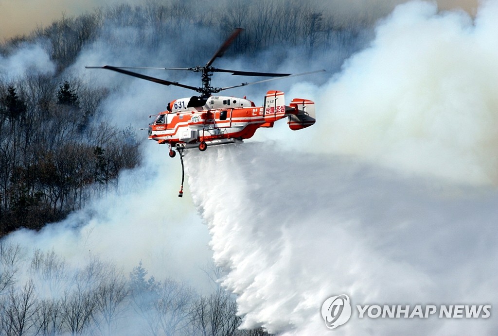 강원 횡성서 산불…헬기 1대·24명 투입해 진화 중