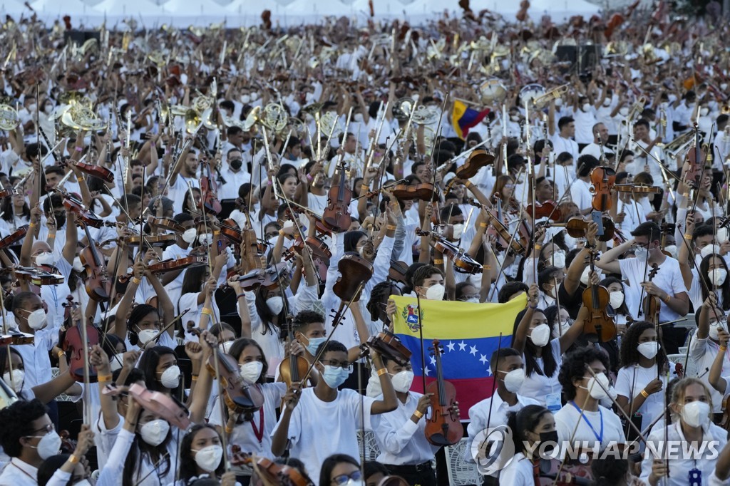 [월드&포토] 1만2천명의 하모니…베네수엘라서 최대 오케스트라 신기록 도전