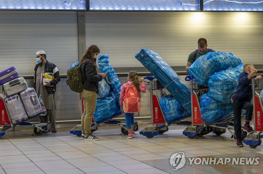 일부 과학자들 "오미크론 전파력, 델타보다 6배 높을 듯"