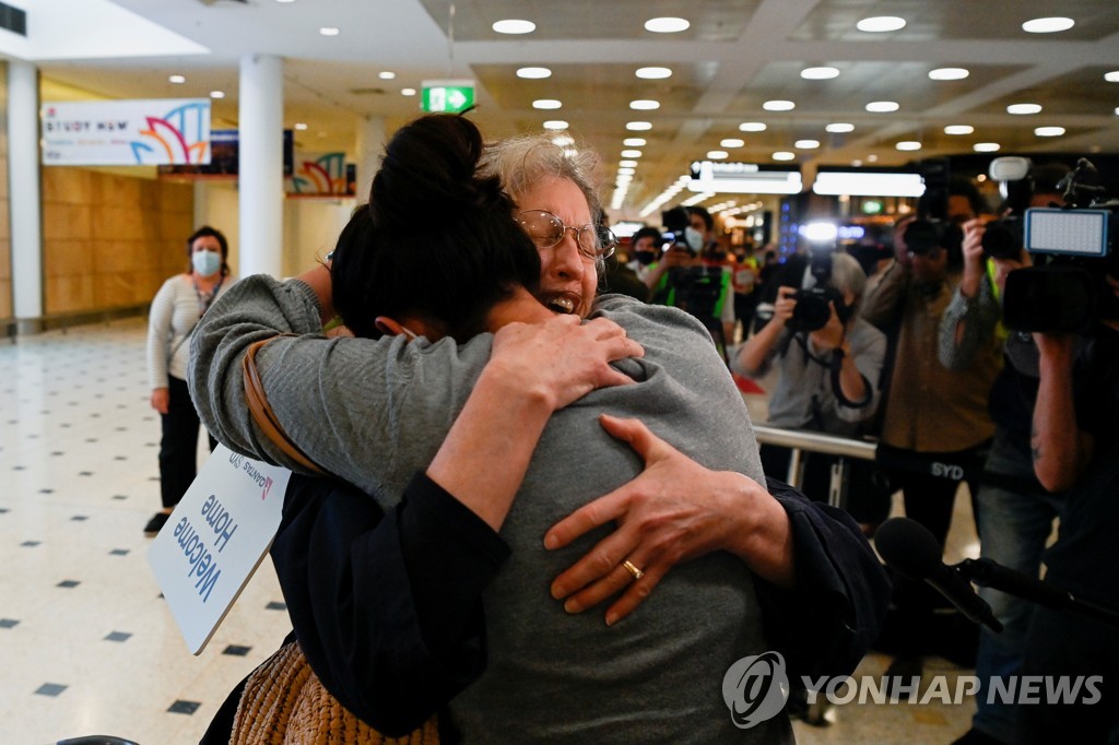 [월드&포토] 20개월만에 빗장 푼 호주, 눈물의 '이산가족 상봉'