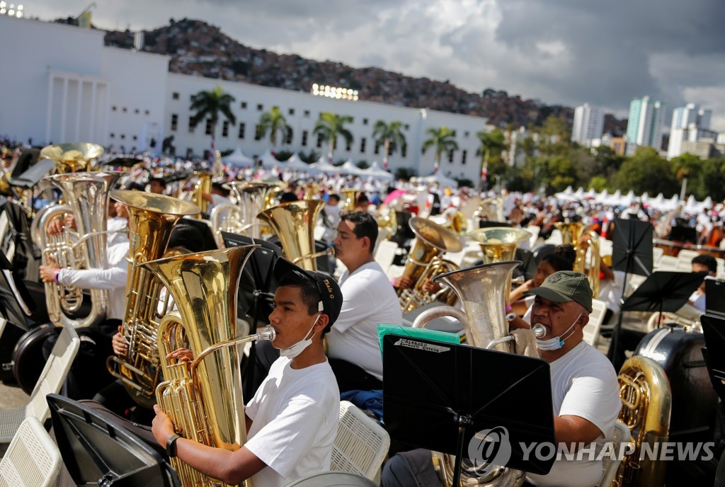 [월드&포토] 1만2천명의 하모니…베네수엘라서 최대 오케스트라 신기록 도전