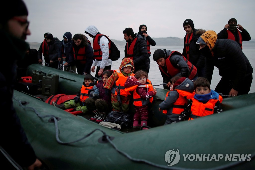 영불해협 참사 후 존슨-마크롱 통화…뒤에선 날선 책임공방