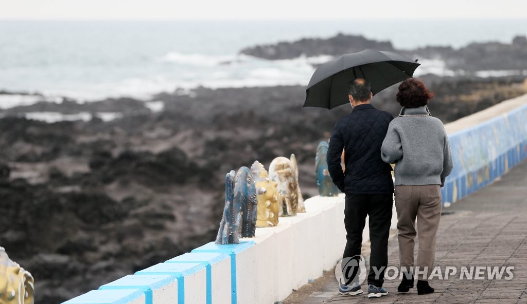 제주 겨울 재촉 요란한 비…한라산 진달래밭 100㎜