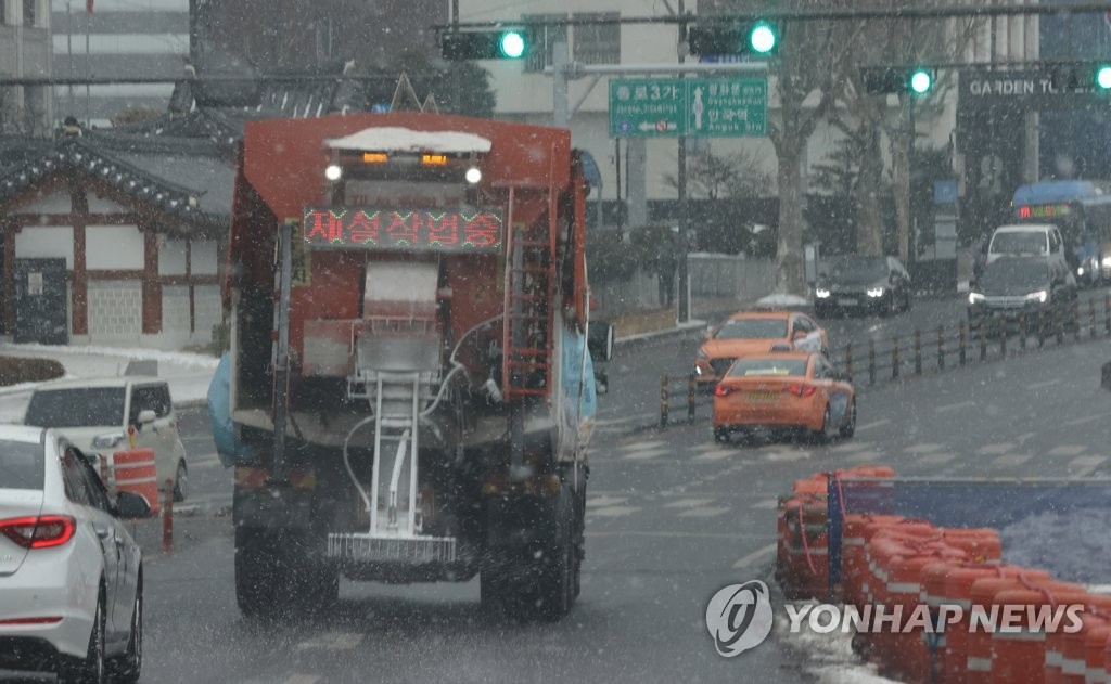 서울시, 폭설 대응 강화…제설 장치 늘리고 24시간 모니터링