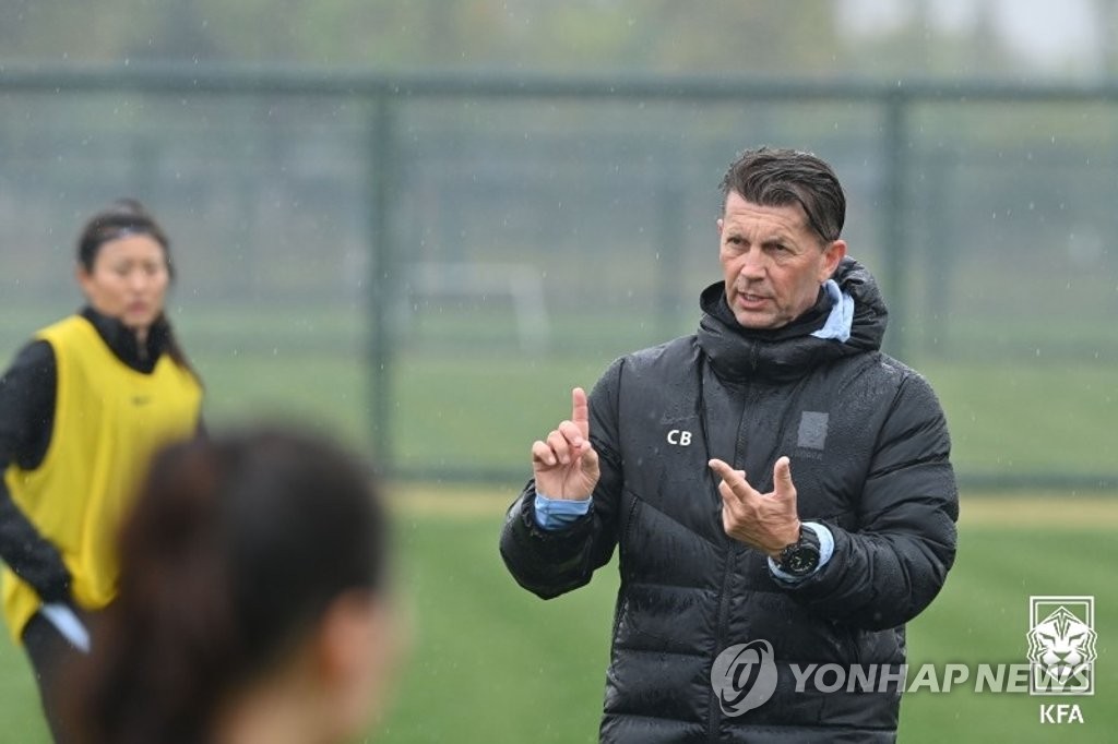 콜린 벨 여자축구 대표팀 감독 코로나 확진…입원 치료