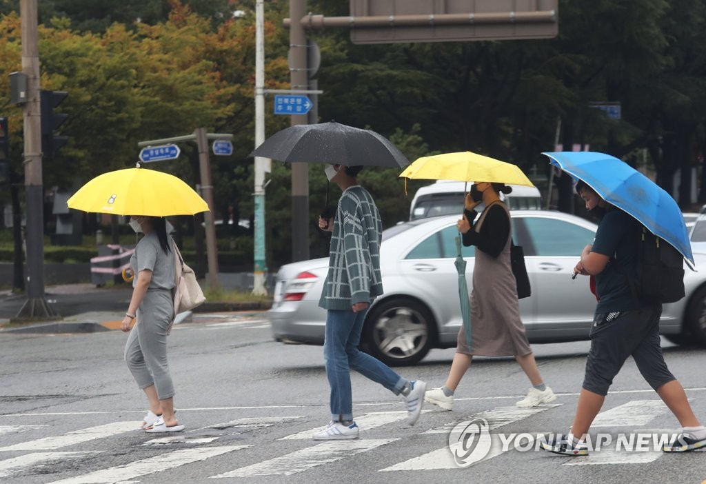 수도권과 충남에 비 오락가락…낮엔 포근해 일교차 커