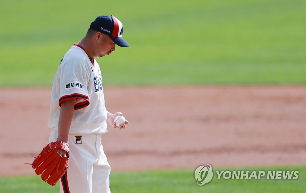 잊힌 가을의 전설…두산 유희관·오재원, PO 무대도 외면