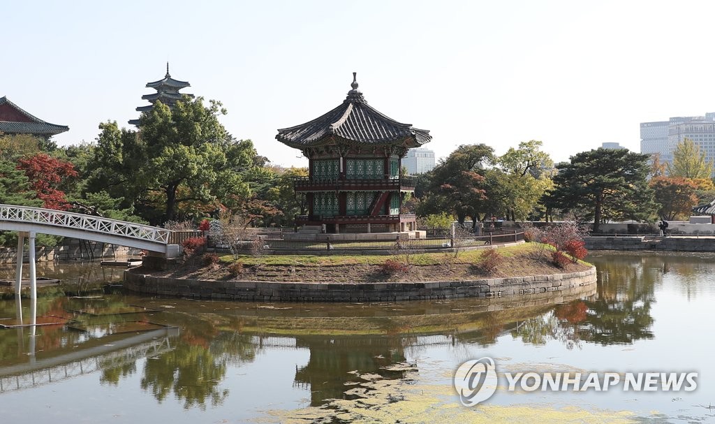 가을빛 머금고 4년 만에 얼굴 내민 경복궁 육각정자 향원정