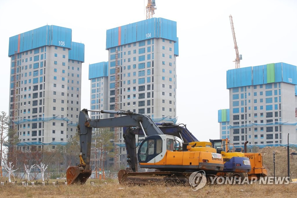 요소수 품귀에 건설기계업계도 비상…친환경 장비 출시 속도낸다