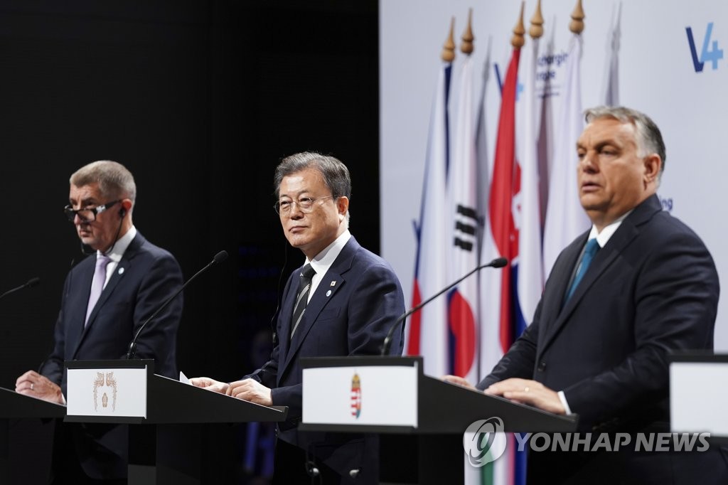 헝가리 이어 체코 대통령도…문대통령 앞에서 연이은 원전발언