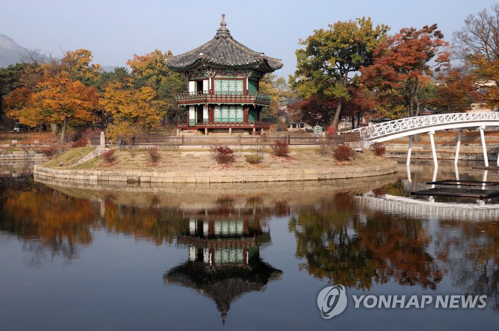 경복궁 향원정 복원…고운 단풍 사이로 4년 만에 '자태'(종합)