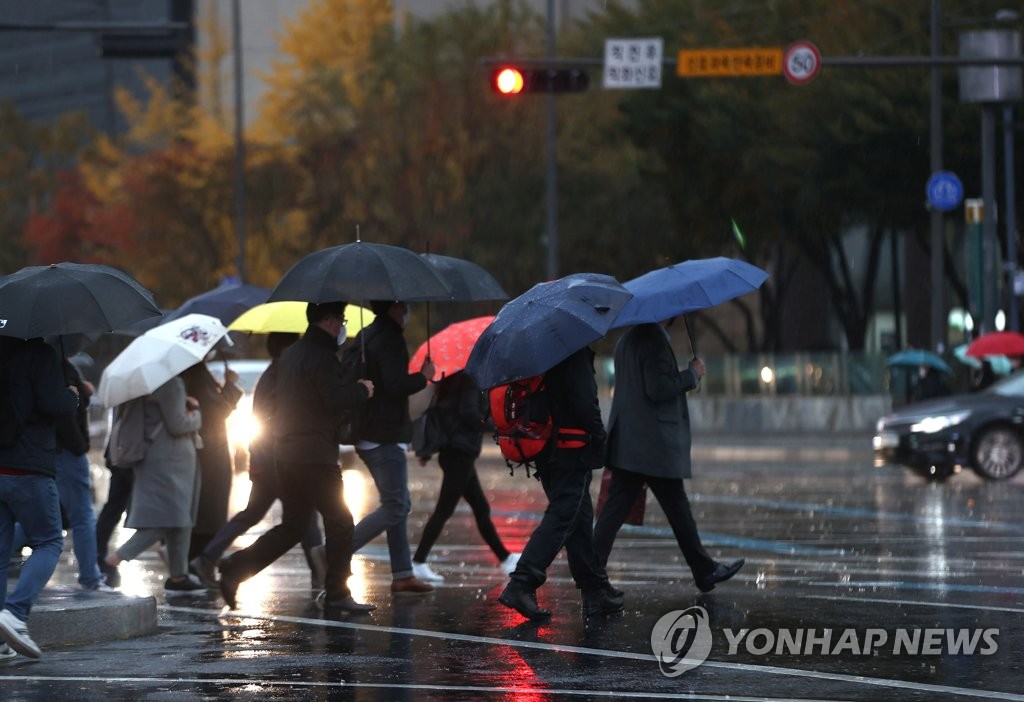 춥고 비 내리는 아침…벌써 '겨울추위'