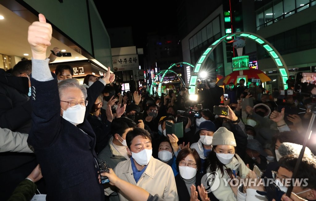 "의례는 생략하고"…이재명, 2030 다가서기로 지지율 반등 시동