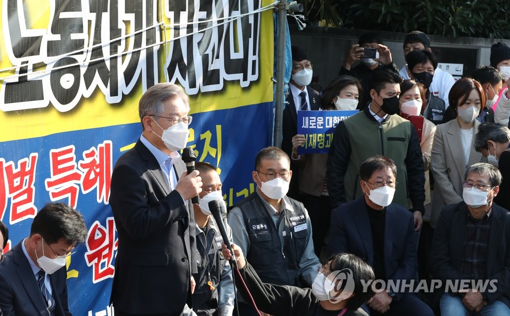 대우조선소 찾은 이재명 "구조조정 우려 막아야…문제는 불신"