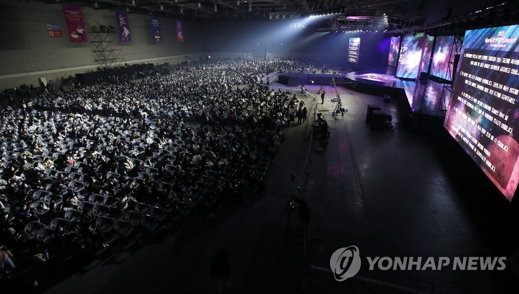 3천명 대면 공연 물꼬…함성 대신 물개박수 "따라부르면 안돼요"