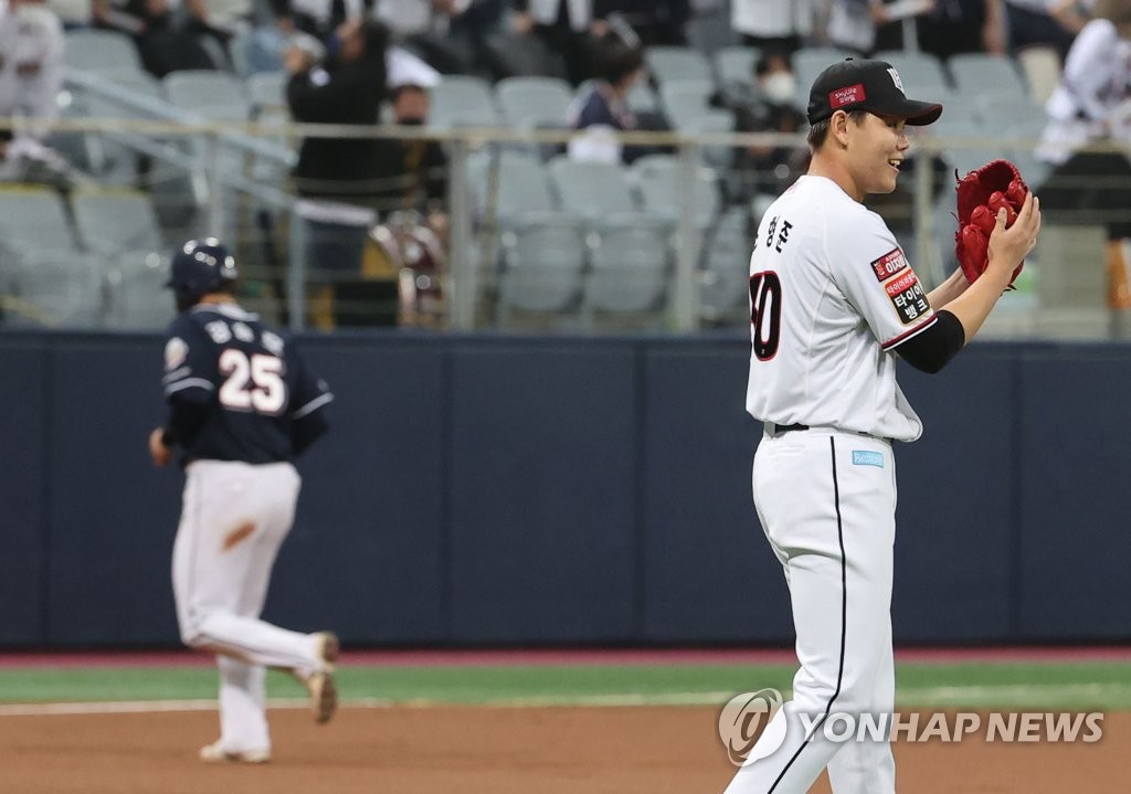 소형준 6이닝 무실점 역투…kt, 두산 6-1로 꺾고 KS 2연승(종합)