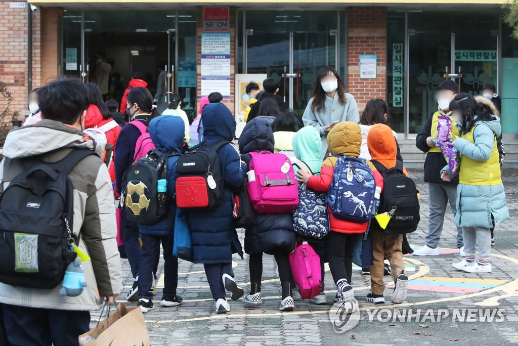 "친구·선생님 자주 볼수 있어 설레요" 전국 학교 전면등교 첫날