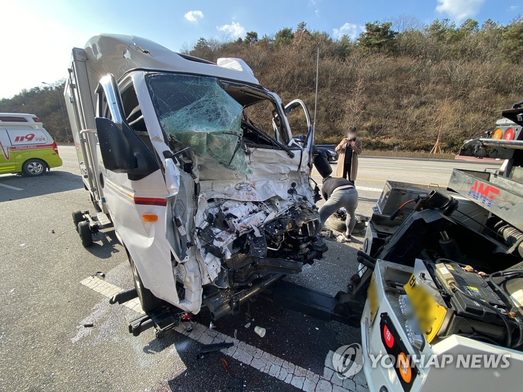 도로 위 상수도 시설물 설치 작업자 3명 교통사고 '날벼락'(종합2보)