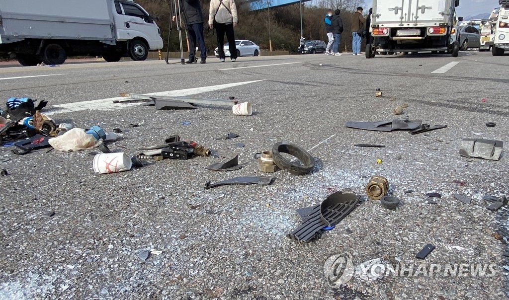 도로 위 상수도 시설물 설치 작업자 3명 교통사고 '날벼락'(종합2보)