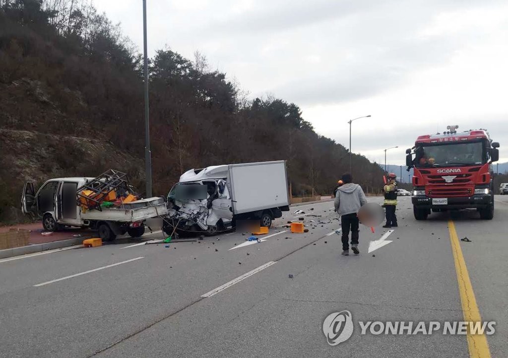 도로 위 상수도 시설물 설치 작업자 3명 교통사고 '날벼락'(종합2보)