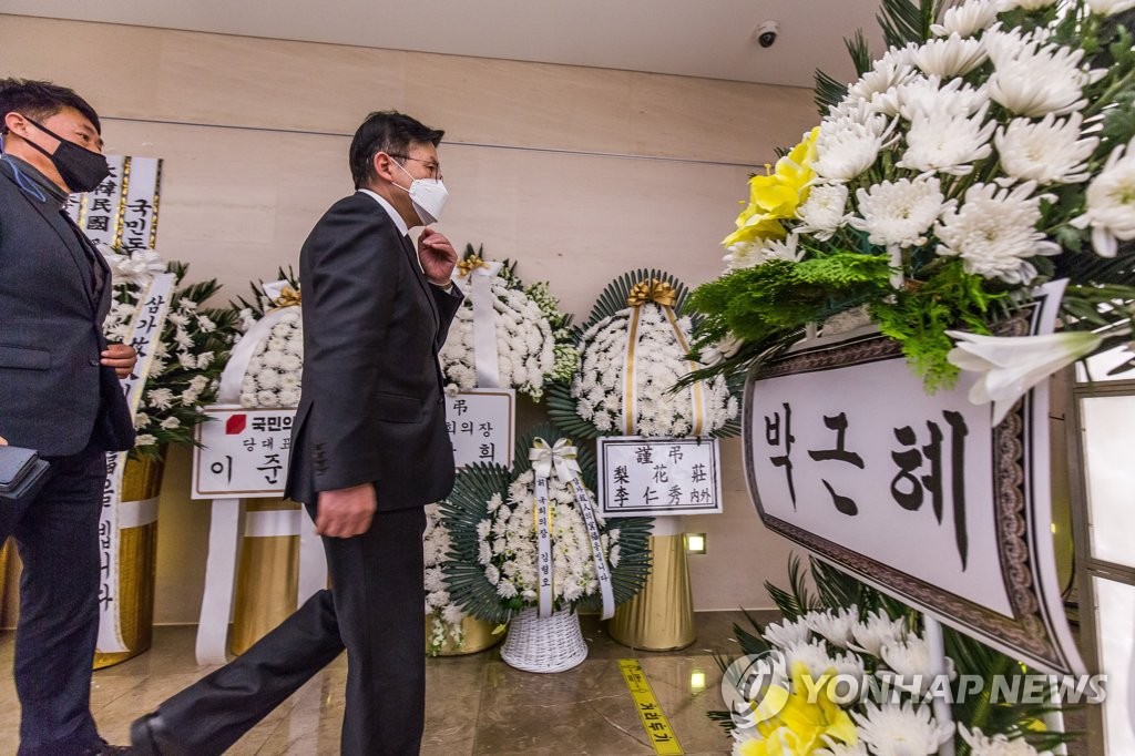 손학규 "국민이 용서하고 통합으로"…故노태우 아들도 조문(종합)