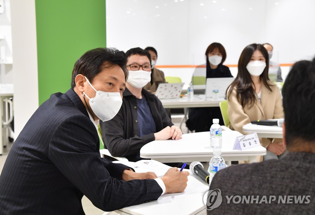 '청년취업사관학교' 찾은 오세훈…청년들 "교육·시설 좋아"(종합)