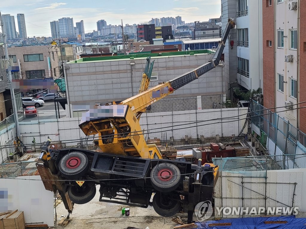 속초 공사장서 크레인 넘어져…인명피해 없어