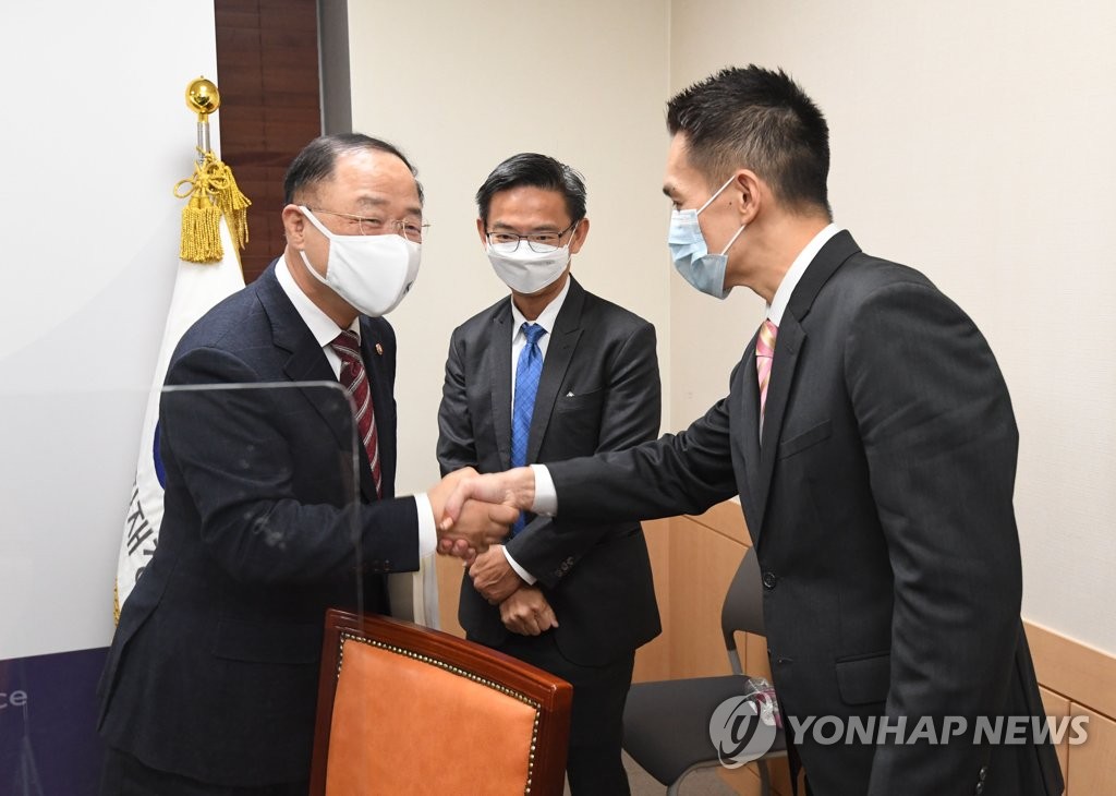 홍남기 "부동산 상승세 진정…향후에도 안정세 지속 전망"