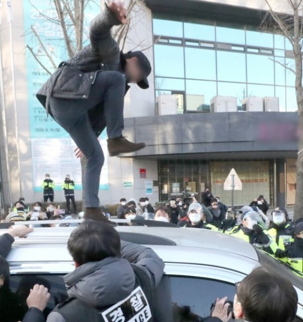 조두순 호송차 지붕에서 '쿵쿵'… 유튜버·이종격투기 선수 기소