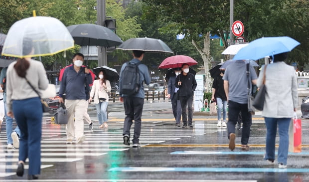 서울 광화문광장에서 시민들이 우산을 쓴 채 걸어가고 있다. 사진=연합뉴스