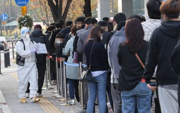 서울 송파구 보건소 선별진료소 앞에서 시민들이 신종 코로나바이러스 감염증 선별 검사를 받기 위해 대기하고 있다. /사진=연합뉴스