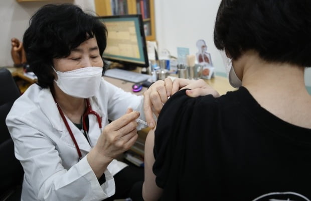 서울의 한 소아청소년과 의원에서 청소년이 백신을 접종받고 있다. 사진=연합뉴스