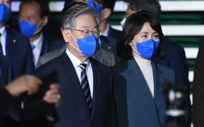 '다스베이더' 여성, 이재명 부인 아닌 수행원…"저런 차림으로?"