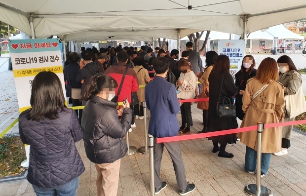  3일 오후 서울 중구 서울광장에 마련된 임시선별진료소에서 시민들이 코로나19 검사를 받기 위해 차례를 기다리고 있다. /사진=연합뉴스