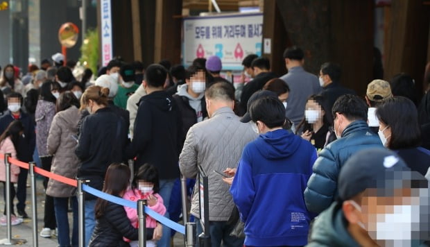 4일 오전 서울 송파구보건소에 마련된 코로나19 임시선별진료소를 찾은 시민들이 검체 검사를 위해 대기하고 있다. /사진=연합뉴스