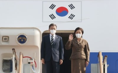 문대통령, 유럽순방 마치고 서울 도착…현안 '수두룩'