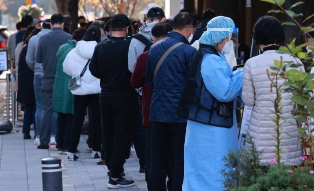 서울 송파구 보건소 코로나19 선별진료소를 찾은 시민들이 검사를 받기 위해 차례를 기다리고 있다. /사진=연합뉴스