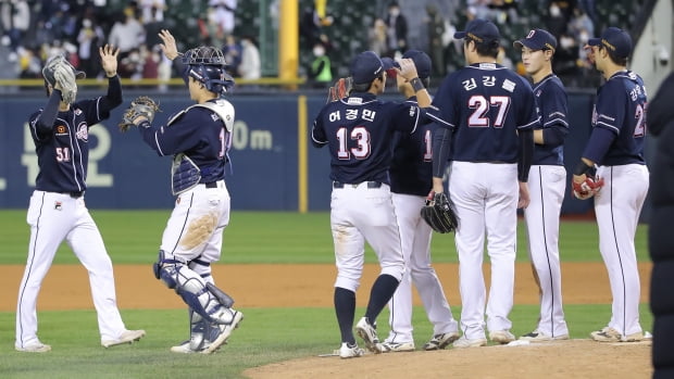  7일 서울 잠실야구장에서 열린 2021 프로야구 KBO 포스트시즌 준플레이오프 3차전 두산 베어스와 LG 트윈스의 경기에서 10대3로 승리를 거둔 두산 선수들이 승리를 자축하고 있다. 사진=연합뉴스