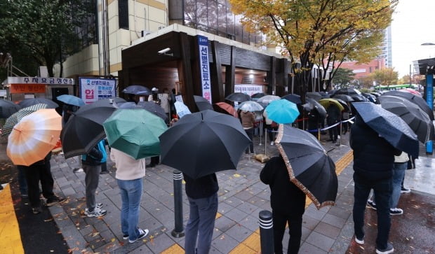 서울 송파구 보건소 코로나19 선별검사소에서 시민들이 검사를 받기 위해 우산을 쓴 채 차례를 기다리고 있다. /사진=연합뉴스