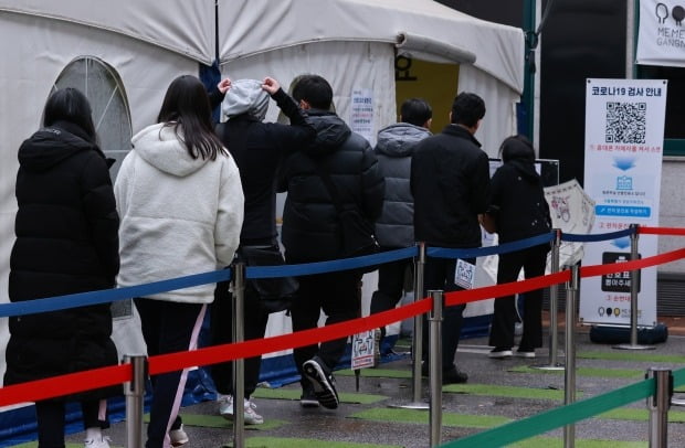  9일 오전 서울 강남구 보건소 감염병관리센터 코로나19 선별진료소를 찾은 시민들이 검사를 위해 차례를 기다리고 있다. /사진=연합뉴스