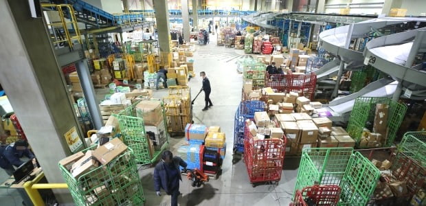  인천 중구 인천본부세관 특송물류센터에서 관계자들이 직구물품들을 옮기고 있다. /연합뉴스