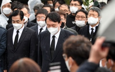 윤석열, 광주 5·18 참배…"상처받은 분께 머리 숙여 사과" [종합]